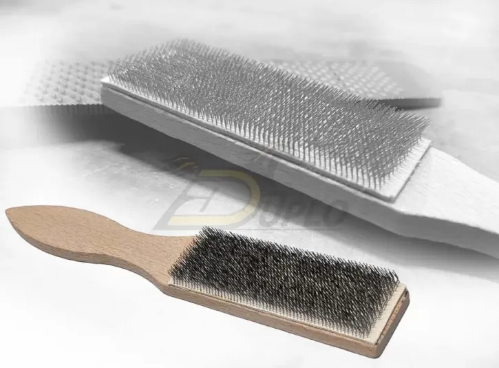 Brosse à lime pour nettoyer et entretenir les râpes à sabot