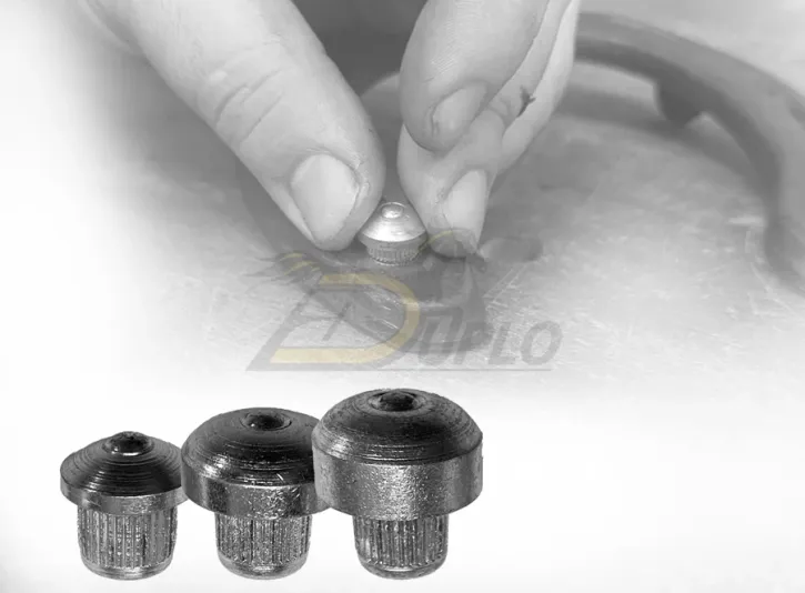 Crampons « Speedies » à enfoncer / à emmancher dans le fer à cheval conventionnel Crampons « Speedies » à enfoncer / à emmancher dans le fer à cheval conventionnel