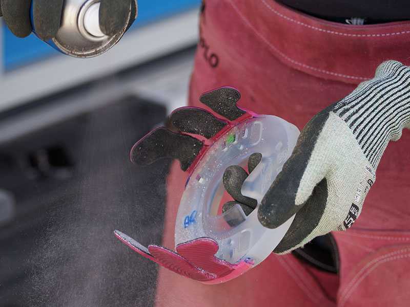 Dégraisser le fer à coller à l'aide d'un spray de nettoyage avant de coller le fer au sabot