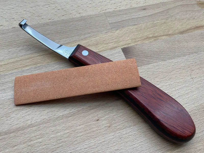 Hufmesser mit Abziehstein – idealer Wetzstein zum Schärfen für Hufschmiede und Pferdepflege