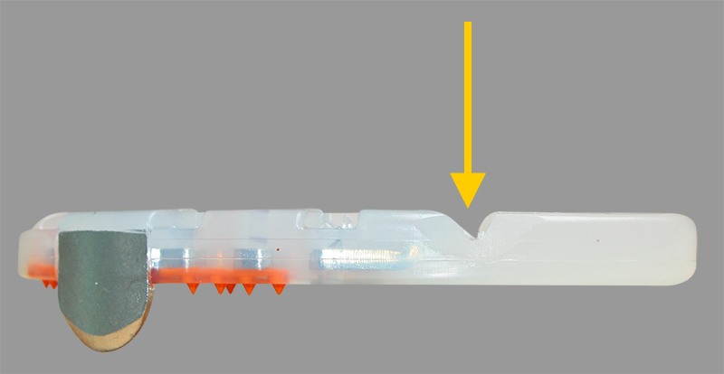 Protection contre le piétinement dans l'enveloppe plastique du fer à cheval composite