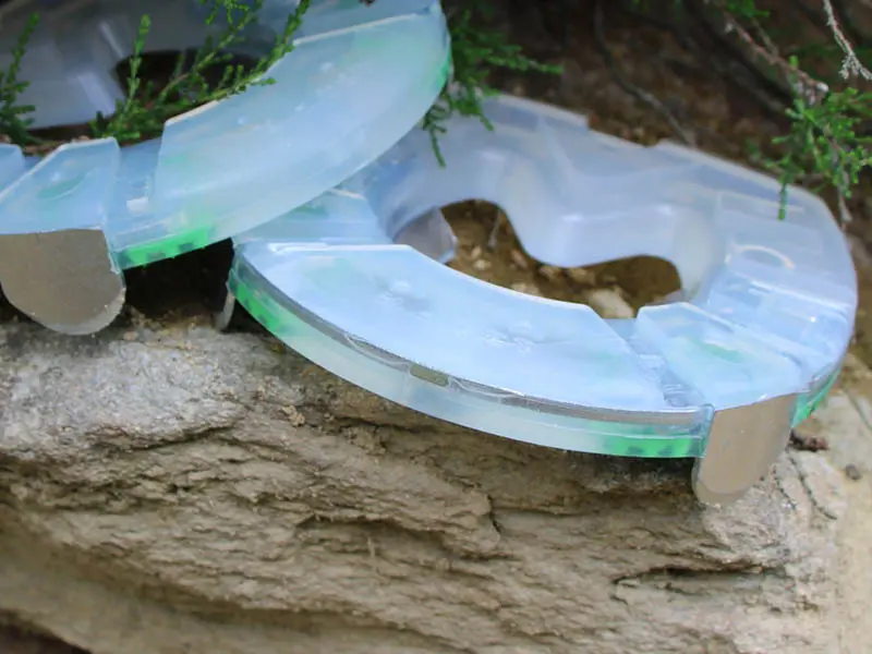 Vergleich eines regulären Verbundbeschlags mit einem Modell mit schützender Stahlkante im Zehenbereich.