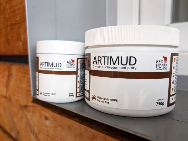 Die 2 verschiedenen Packungseinheiten 750g und 300g von Artimud&reg; stehen auf einer Fensterbank.