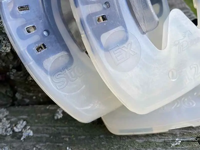 Günstiger Verbundbeschlag mit Seitenkappen und Profil: Hufseite des Basic Standard und Extra im Vergleich.