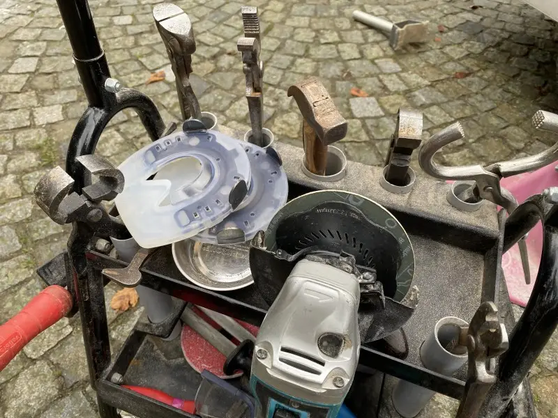 Das Werkzeug des Hufbearbeiters und der Basic als günstiger Hufschutz liegen im Werkzeugwagen.