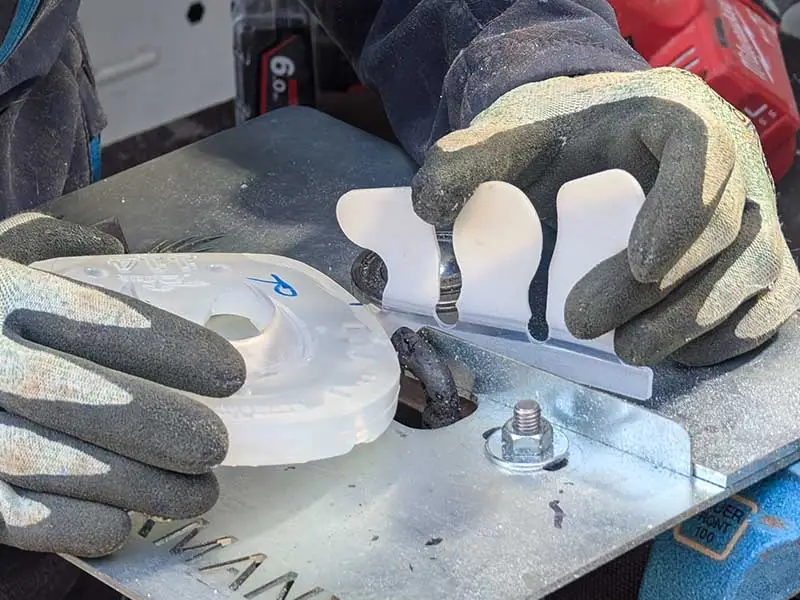 Die Hufschmiedin verschweisst eine Grundplatte mit der günstigen Basic-Lasche zu einem Klebebeschlag. Sie nutzt dafür die Schweiss-Vorrichtung.
