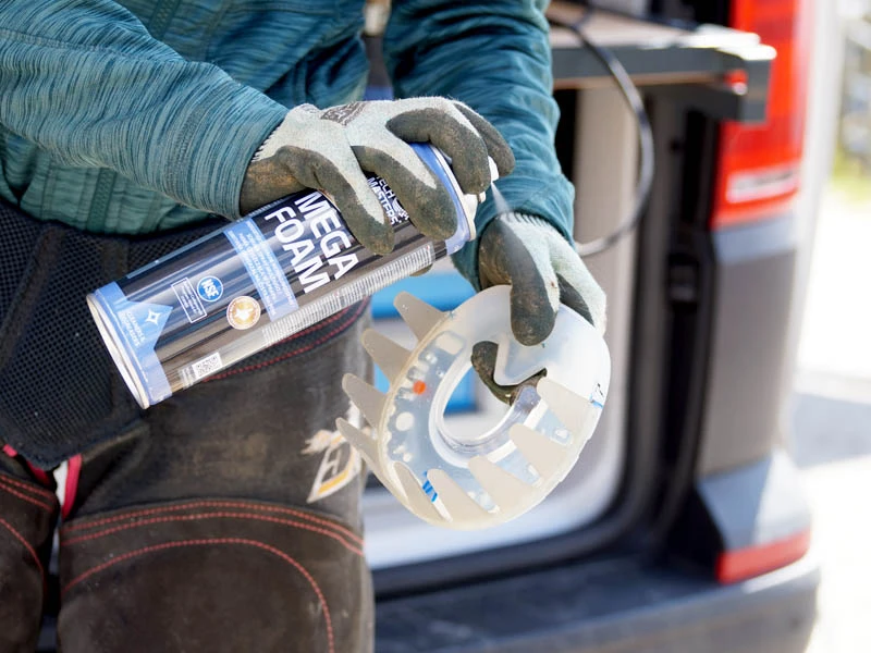 Une des dernières étapes avant le collage sur le pied : la maréchale-ferrante dégraisse la ferrure collée avec le nettoyant moussant MEGA FOAM.