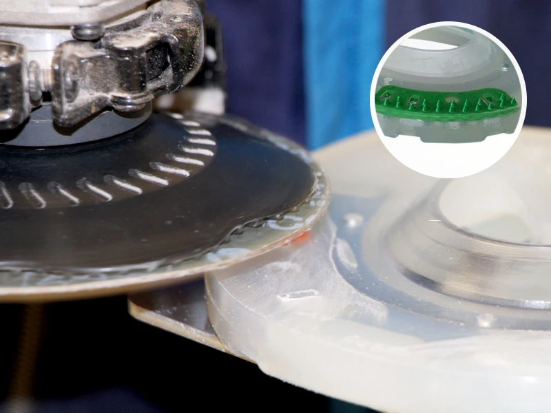 Vue détaillée du retrait des petites pointes en plastique, appelées aussi nodules, avant la soudure de la plaque de base avec les languettes de collage.