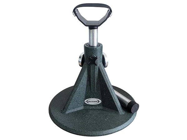 Cavalletto Blacksmith con base in plastica realizzata in materiale riciclato.