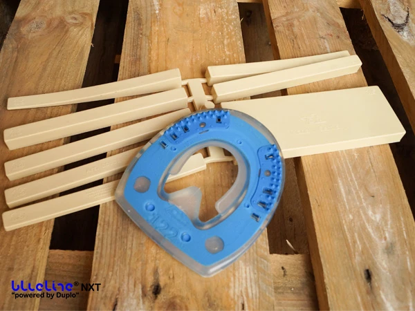 Il blueline® NXT si trova accanto alle extension. Le extension sono strisce di plastica di diverse dimensioni con cui è possibile allungare o allargare la protezione dello zoccolo.