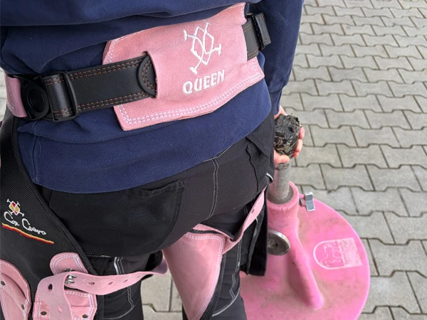 Die Con Cuero Schmiedeschürze Modell Queen ist speziell für Frauen entwickelt worden. Der Hüftgurt ist wie bei allen Con Cuero Schürzen ergonomisch geformt und gepolstert.