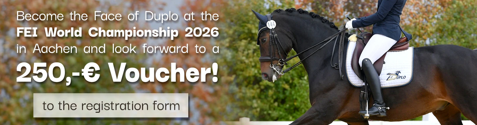 Amazzone di dressage su un cavallo baio scuro visto di profilo, sottosella bianco – accanto un invito a partecipare a un concorso per trovare il volto della fiera per i FEI World Championships Aachen 2026, i Giochi Equestri Mondiali