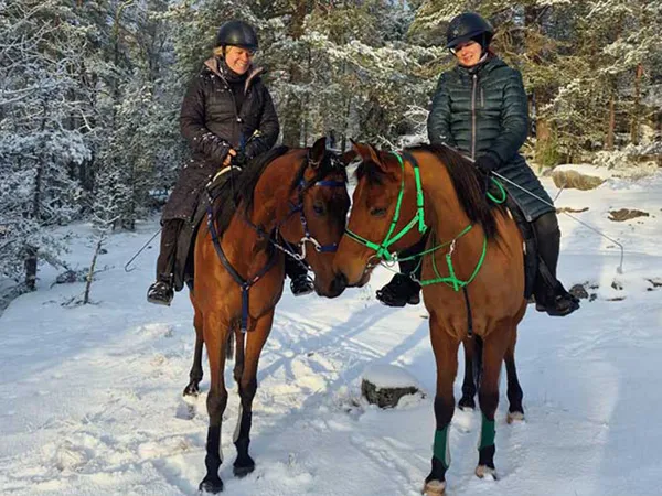 Ein Endurance (Distanzreiter) Team aus Schweden beim Trainingsritt im Winter.