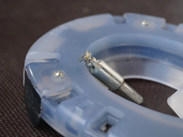Full Branch Shoe mit im Zehenbereich montierten Spikes – ähnlich den Stiften bei einem Hufeisen – sowie ein passender Adapter.