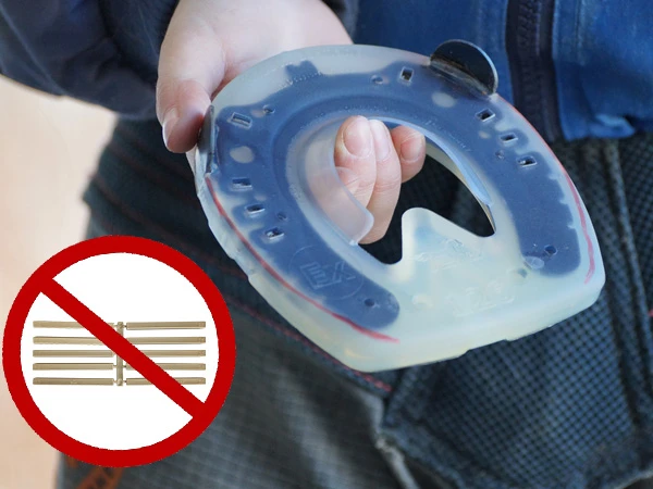 Ein Hufschmied zeigt den neuen Full Branch Shoe, einen Verbundbeschlag mit regulärem Hufeisenschenkel und Seitenkappen. Daneben verdeutlicht eine Grafik, dass Kunststoff-Schweissstege nicht mit diesem Beschlag kombiniert werden können.