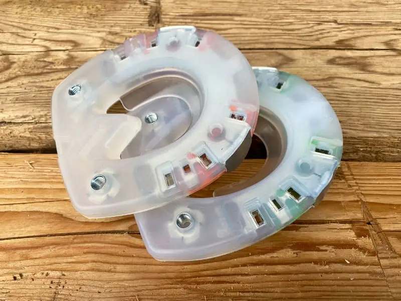 Due varianti di una protezione alternativa dello zoccolo con barbette e filettatura, per l’uso estivo e invernale, adagiate su legno.