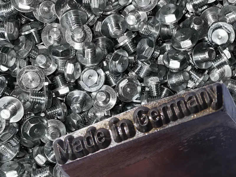 Si vedono numerosi ramponi antiscivolo con flangia e un timbro con la dicitura Made in Germany.