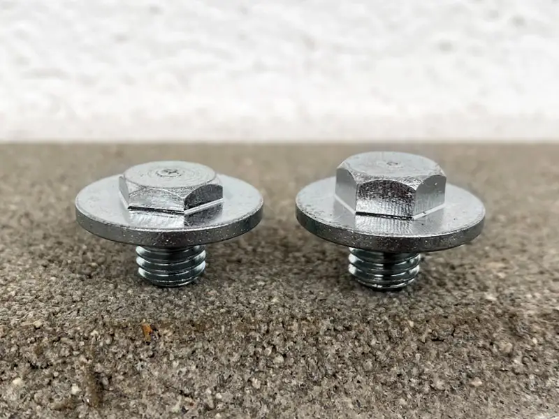 Ramponi antiscivolo con collarino da 4 mm e 6 mm per ferrature in materiale plastico con filettatura, posizionati su un pavimento in pietra