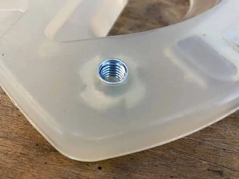 Dettaglio dell’inserto filettato per ramponi nella parte in materiale plastico del ferro composito