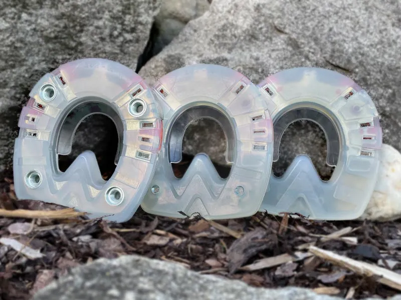 Heavy Duty Kunststoffhufeisen mit und ohne Gewinde und als Straight Bar Shoe mit Gewinde für Pferdestollen