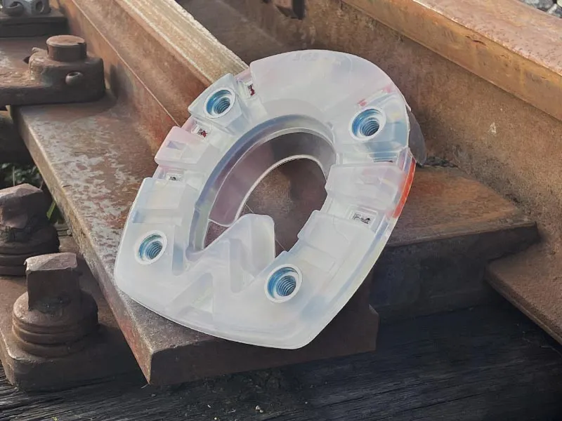 Straight Bar Heavy Duty Horseshoe Traction in besonders stabiler Ausführung mit vier Gewindelöchern für Einsatz und Wechsel von Pferdestollen