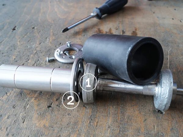 Zerlegter Hoof Buffer mit Markierungen für Dichtkante und Flansch.
