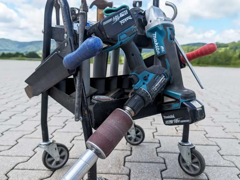 Hoof Buffer im Werkzeugwagen des Hufschmieds neben Raspeln, Hammer, Schleifwerkzeug und anderen Hilfsmitteln.