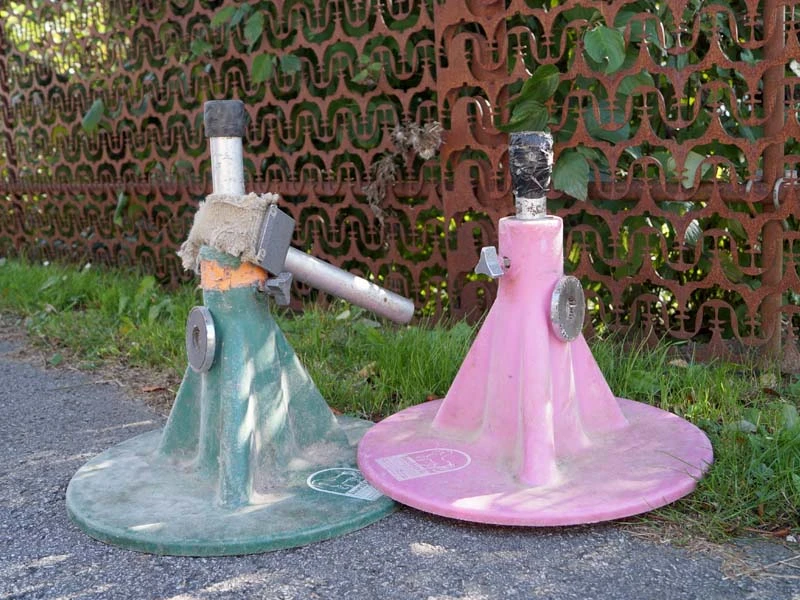 Un Hoofjack® verde accanto a uno rosa. Entrambi già utilizzati nel lavoro quotidiano con i cavalli.