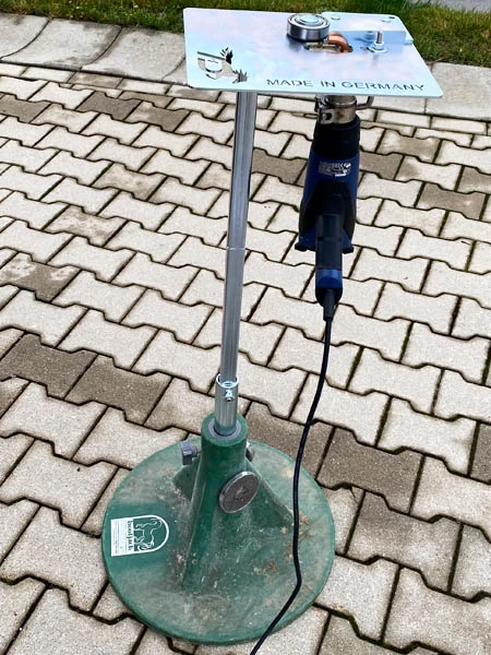 Dettaglio dell’Hoofjack® verde di Kerckhaert in combinazione con l’attrezzatura per saldatura e pistola ad aria calda Steinel.