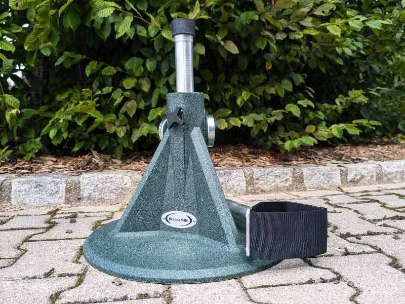 Cavalletto poggiapiede Blacksmith con base in plastica realizzata in materiale riciclato.