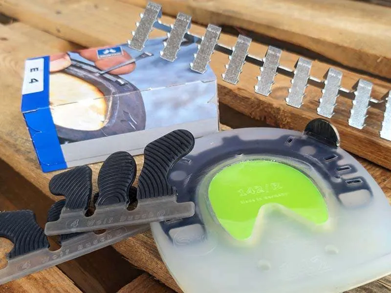 Ferro di cavallo in plastica con protezione della suola, linguette adesive, chiodi Mustad per ferri di cavallo e ganci di fissaggio cast