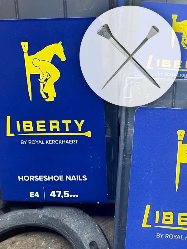 Imagebild für die Hufnägel von Liberty mit einem E-Nagelkopf; man sieht die Nägel und die blauen Verpackungen, außerdem einen Ausschnitt eines Hufeisens.