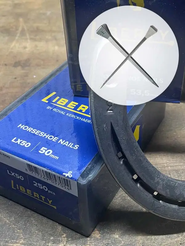 Imagebild für die LX-Hufnägel von Liberty von Royal Kerckhaert; man sieht die Nägel und die blaue Verpackung, außerdem einen Ausschnitt eines Hufeisens.
