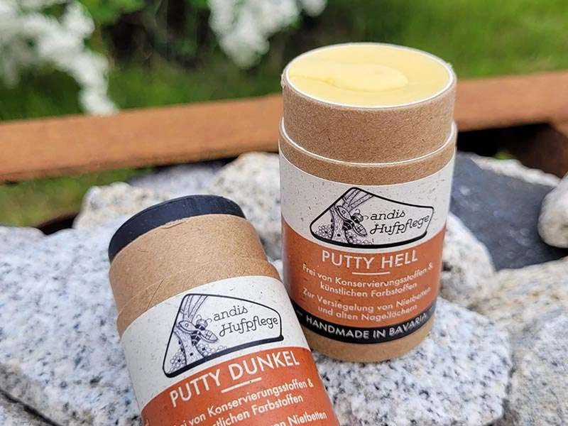 Putty Role chiaro scuro poggiano sulle pietre, quello scuro viene spinto un po' fuori dal rotolo