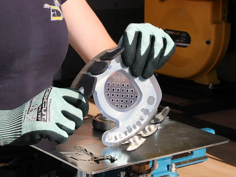 Klebebeschlag für ein Pferd mit Hufrehe, aus zehenoffenem Beschlag und Wolf Busch&reg; Klebelaschen