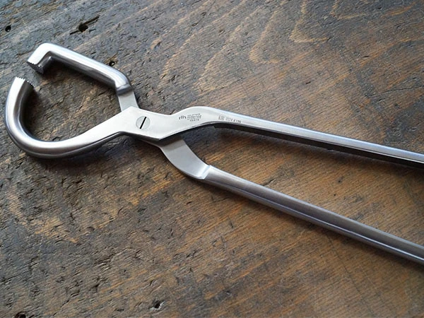 Eine Hufuntersuchungszange von Hauptner.