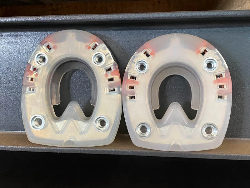 Ferri di cavallo Straight Bar con rivestimento in plastica e fori per ramponi per cavalli da salto ostacoli in forma rotonda e ovale