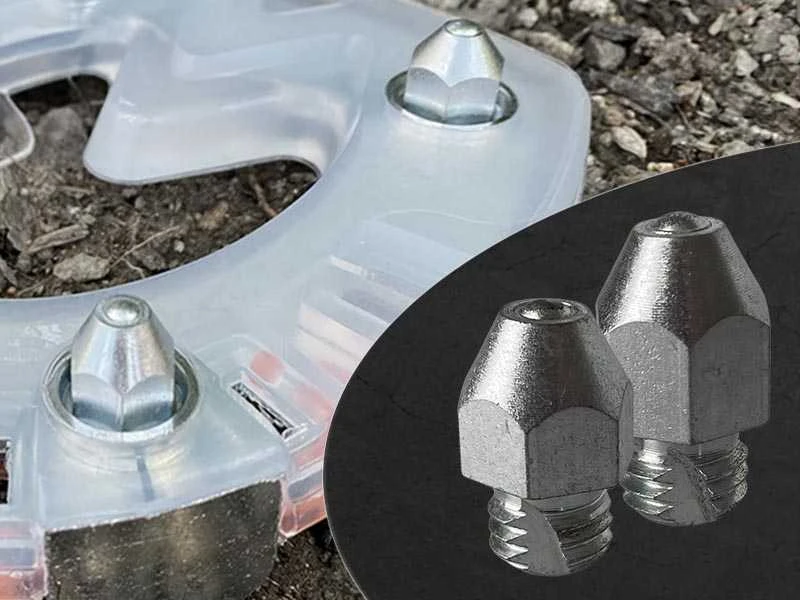 il ferro di cavallo composito con ramponi Ice è adagiato sulle pietre