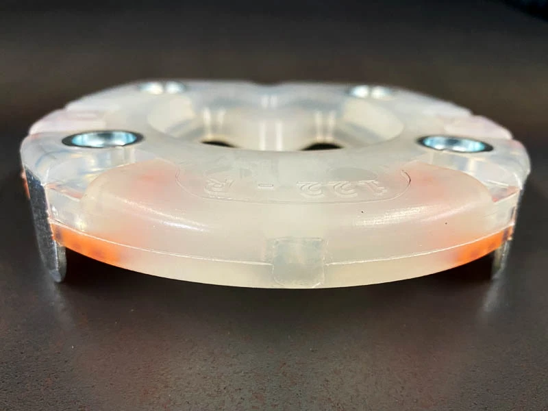 Vista frontale del ferro di cavallo composito per il salto ostacoli