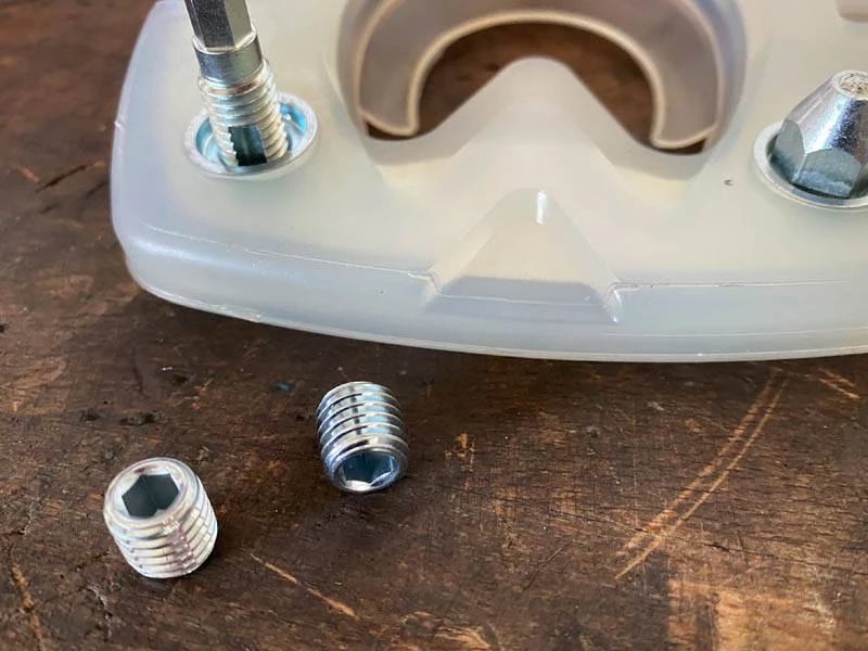 pulizia del foro del rampone di un ferro di cavallo composito