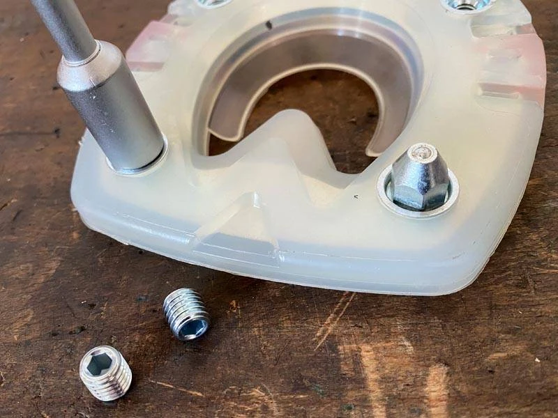 Un rampone Ice viene svitato da un ferro di cavallo