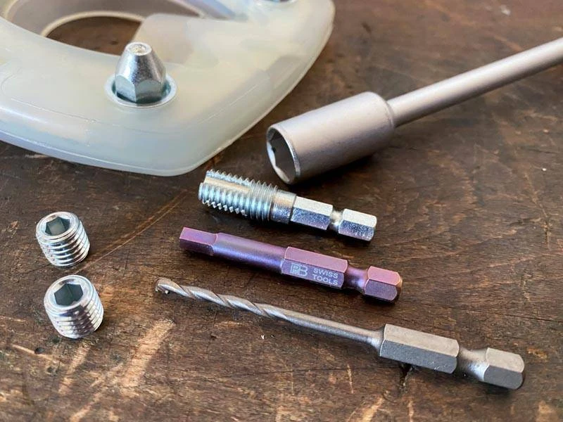 Ferri di cavallo per il salto a ostacoli, ramponi e accessori per la sostituzione dei ramponi