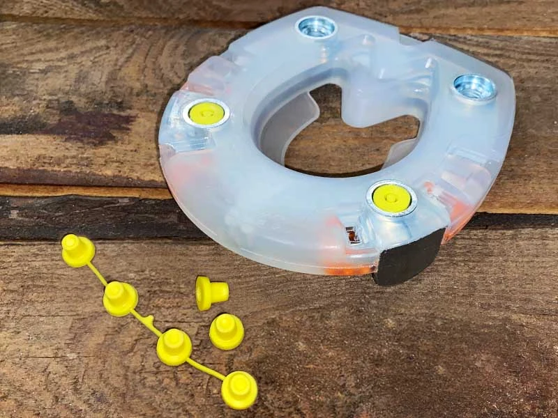 erro di cavallo in materiale composito e tappo di chiusura in plastica adatto per proteggere i fori dei ramponi