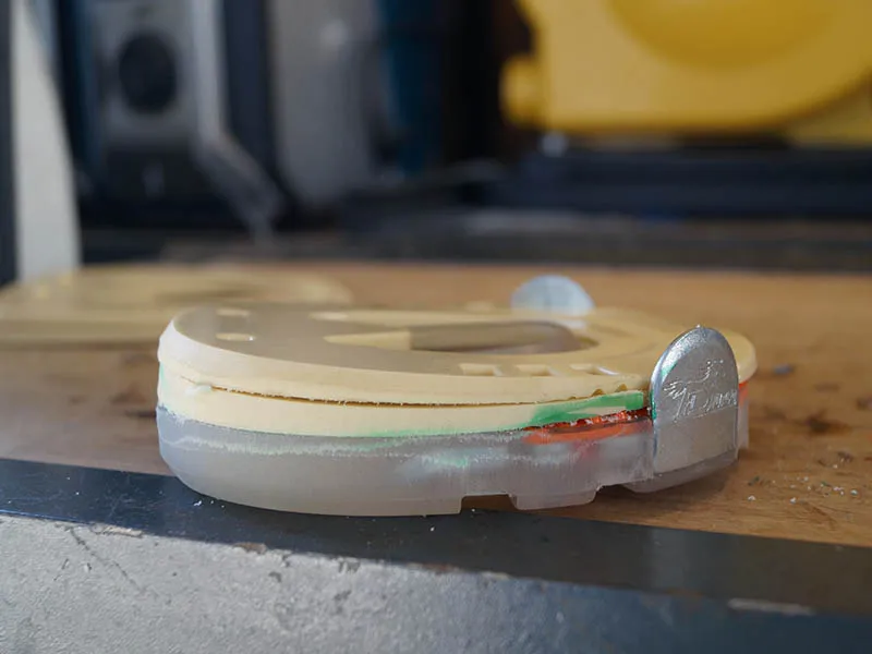 Deux talonnettes pour une modification de l’angle de 5 degrés dans un fer composite avec pinçons.