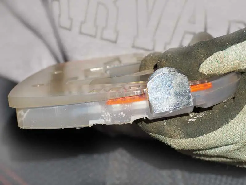 Talonnette dans un fer alternatif en plastique avec noyau métallique et pinçons.