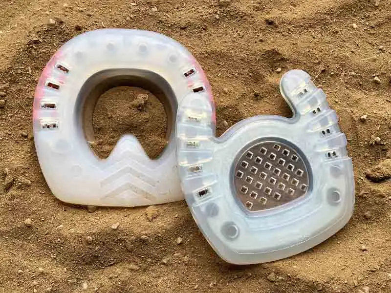 Les modèles spéciaux de fers à cheval avec pince tronquée et pince ouverte sont posés dans le sable.