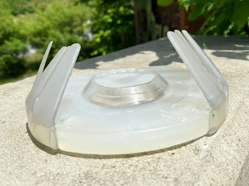 Ferrure Classic en plastique sans noyau métallique avec un collier adhésif divisé et la pince dégagée.