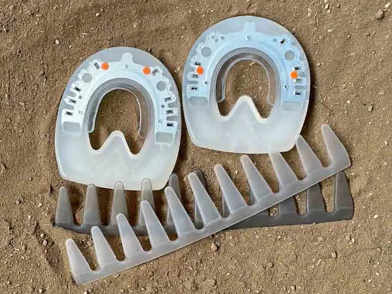 Les fers en plastique à coller et les colliers adhésifs Easy et Pro sont posés dans le sable de la carrière.