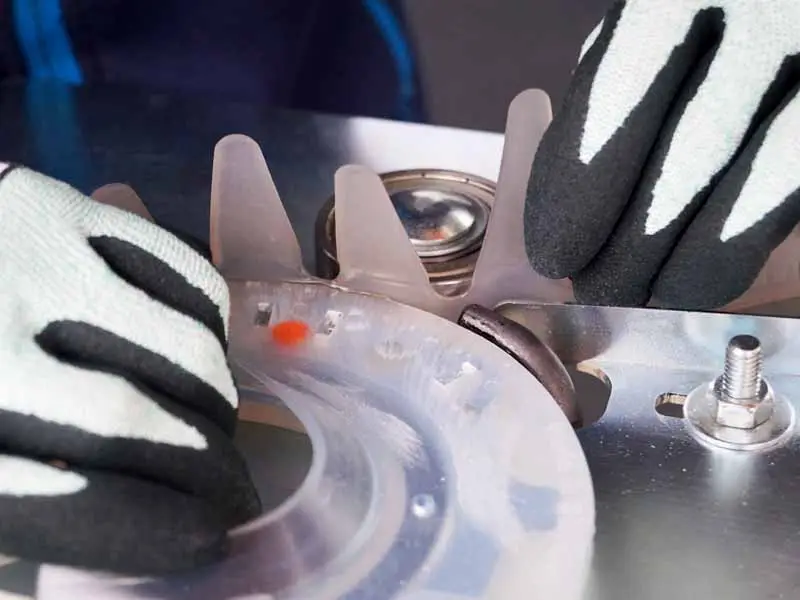Un collier adhésif est soudé sur un fer en plastique à l’aide d’un dispositif de soudage.