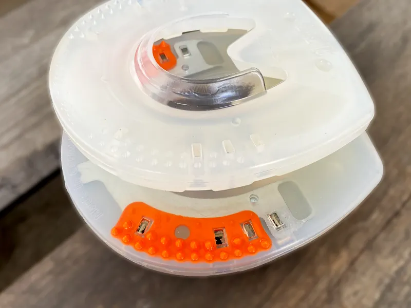 im Vergleich ein Kunststoffbeschlag mit und ohne Metallkern